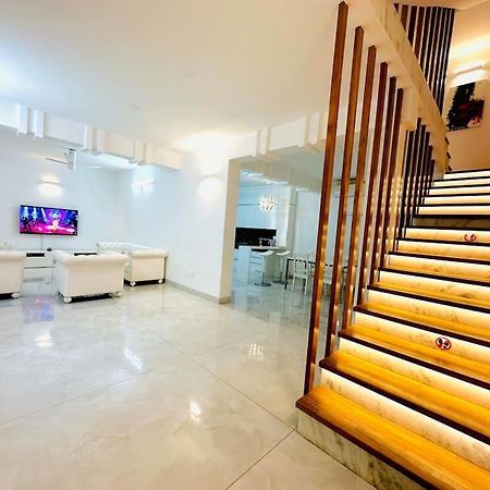 White House Sky View Theatre Villa In Gachibowli Eksteriør bilde